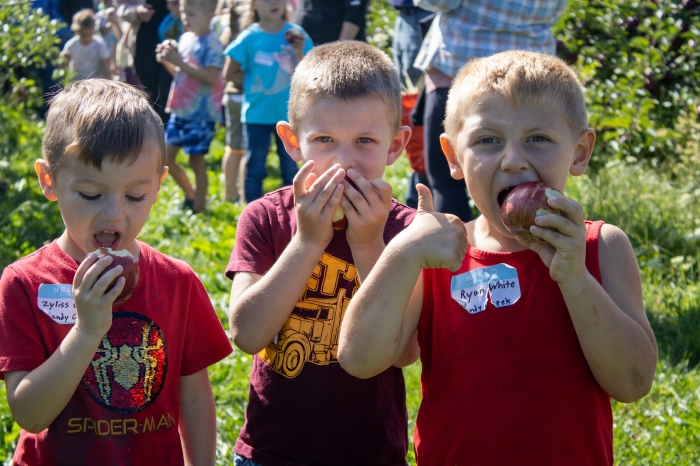 Students enjoy apples at Ontario Orchards.
